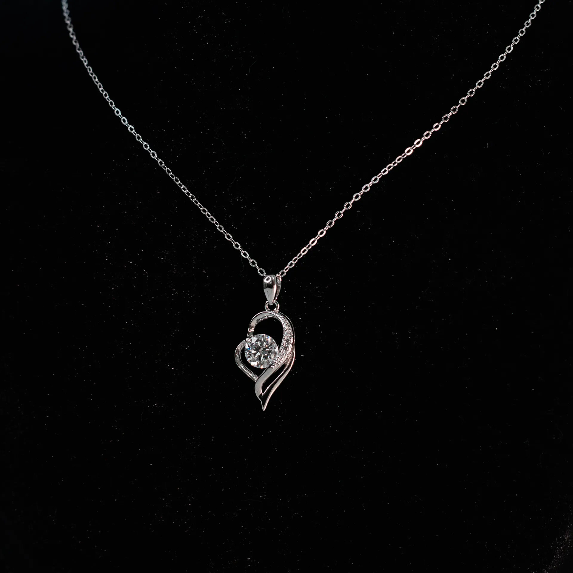 Twisted Heart, Moissanite diamond Pendant - Image 1