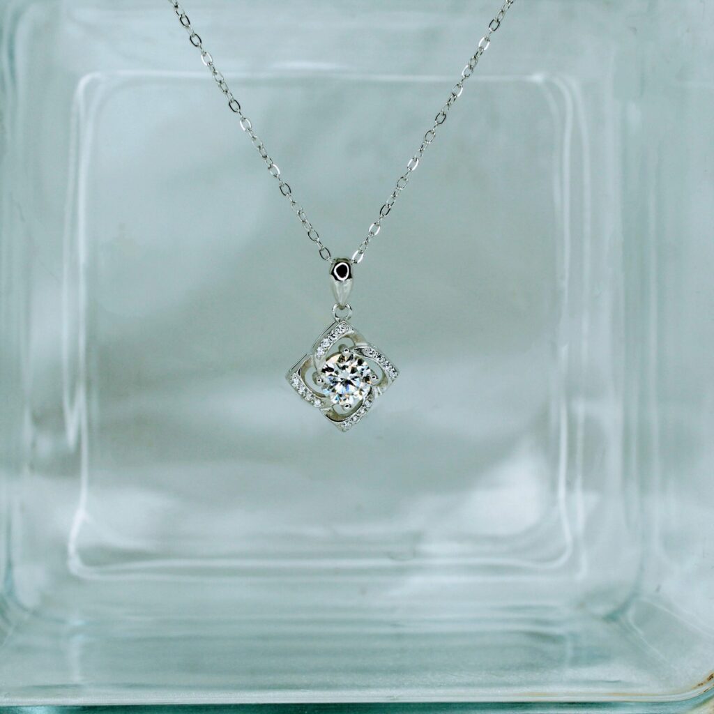 Four Leaf Clover, Moissanite diamond Pendant