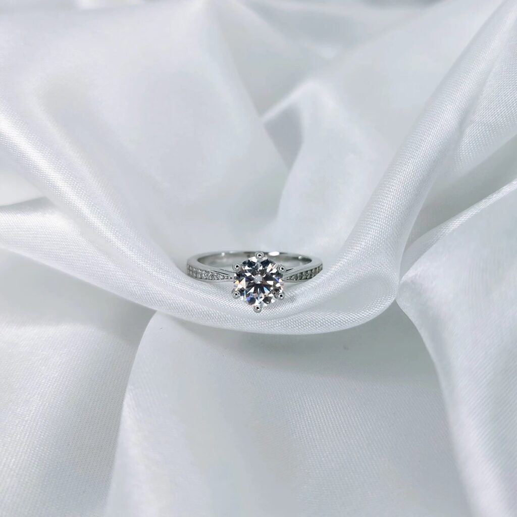 Twisted Aura, Moissanite diamond Rings