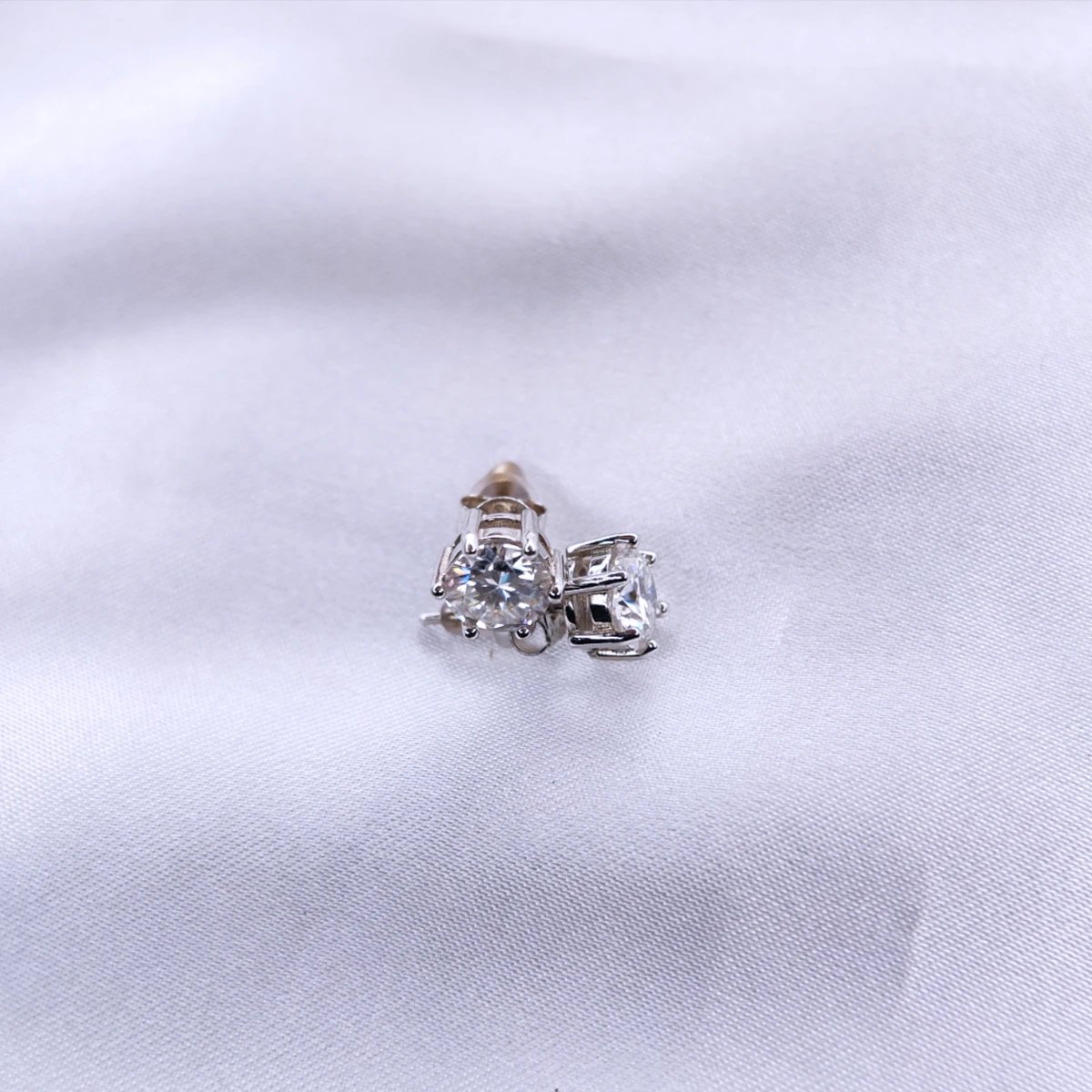 Single stone Stud Small, Moissanite simple earrings - VIZE060S