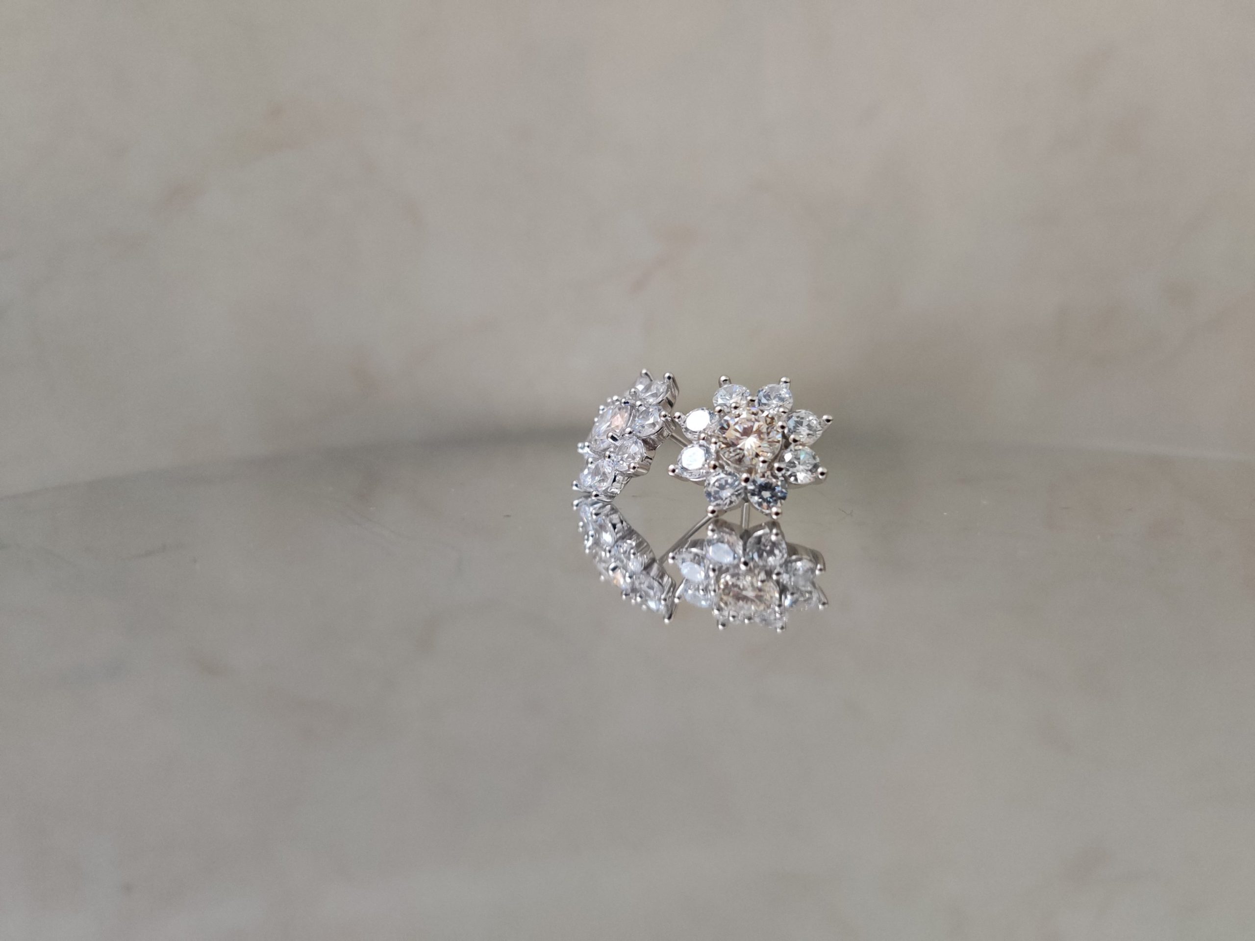 Kamini Flower, Moissanite simple earrings - VIZE036